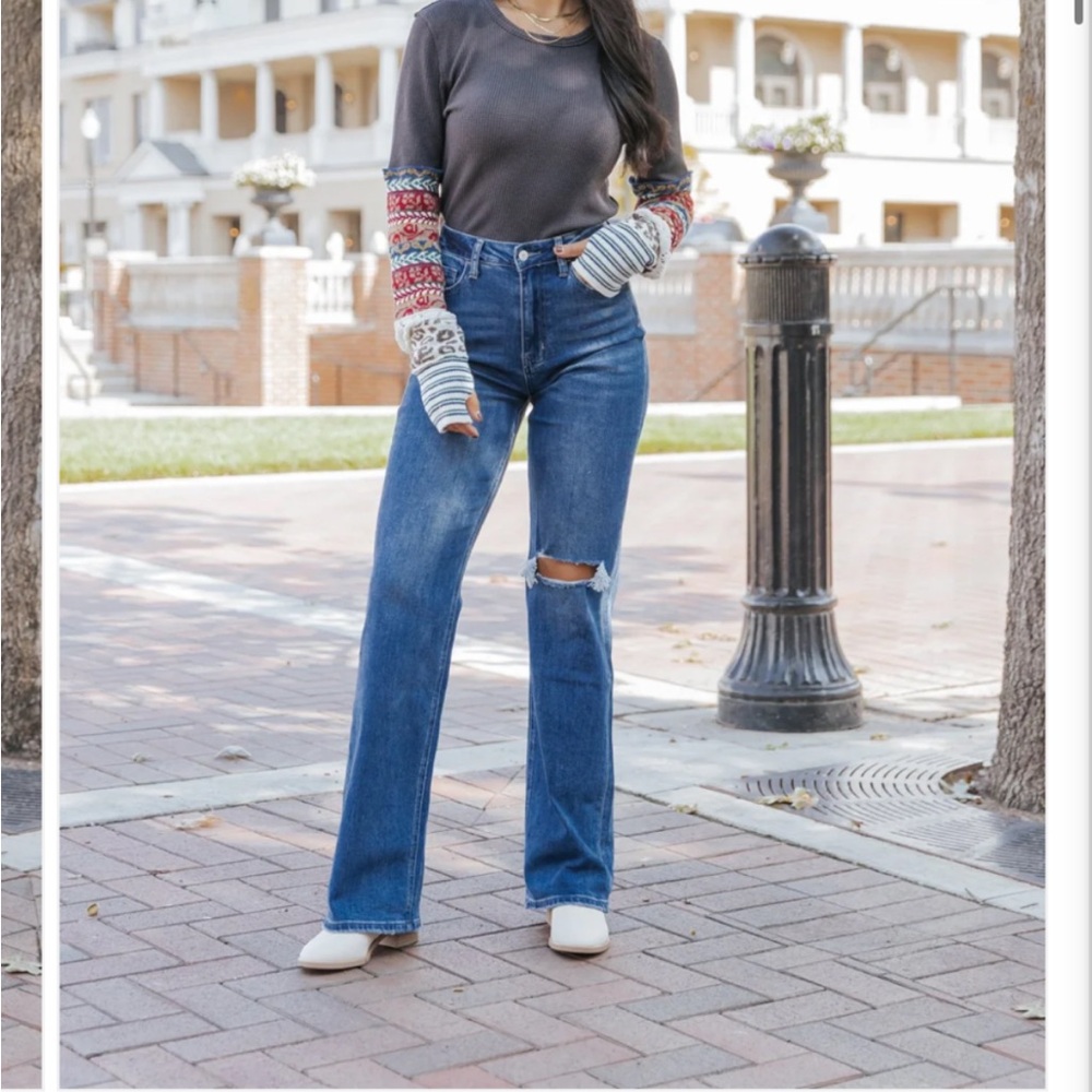 Sold 💙Vervet, flare semi-distressed Jean